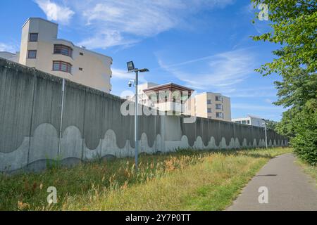 Torre di guardia e muro, prigione di Tegel, Seidelstrasse, Reinickendorf, Berlino, Germania, Wachturm und Mauer, JVA Tegel, Seidelstraße, Deutschland Foto Stock