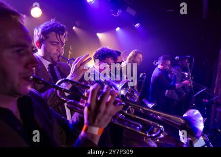 Old Dirty Brasstards, una banda di ottoni da 10 pezzi che canalizza la loro Sasha Fierce interiore suonando all'OMEARA Club al London Bridge. Foto Stock