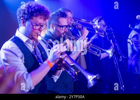 Old Dirty Brasstards, una banda di ottoni da 10 pezzi che canalizza la loro Sasha Fierce interiore suonando all'OMEARA Club al London Bridge. Foto Stock