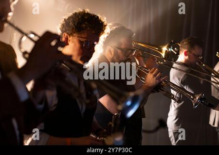 Old Dirty Brasstards, una banda di ottoni da 10 pezzi che canalizza la loro Sasha Fierce interiore suonando all'OMEARA Club al London Bridge. Foto Stock