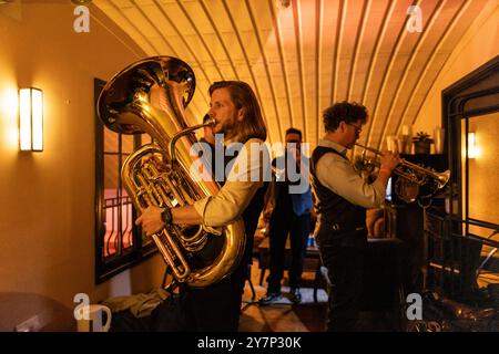 Old Dirty Brasstards, una banda di ottoni da 10 pezzi che canalizza la loro Sasha Fierce interiore suonando all'OMEARA Club al London Bridge. Foto Stock