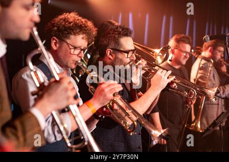 Old Dirty Brasstards, una banda di ottoni da 10 pezzi che canalizza la loro Sasha Fierce interiore suonando all'OMEARA Club al London Bridge. Foto Stock