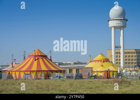 Circus Cabuwazi, Tempelhof Airport, Tempelhofer Feld, Tempelhof, Berlino, Germania, Zirkus Cabuwazi, Flughafen Tempelhof, Deutschland Foto Stock