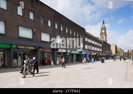 Newport Street, nel centro di Bolton, guardando verso Victoria Square nel 2024, dopo la modernizzazione delle facciate dei negozi e dei mobili di strada. Foto Stock