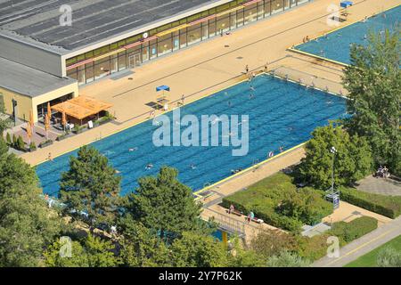 Piscina combinata, Lipschitzallee, Gropiusstadt, Neukölln, Berlino, Germania, Kombibad, Germania Foto Stock