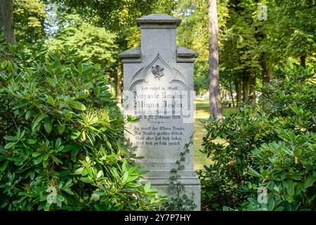 Gravestone, Old Cemetery at the Village Church Alt-Wittenau, Reinickendorf, Berlino, Germania, Grabstein, alter Friedhof an der Dorfkirche Alt-Wittenau Foto Stock