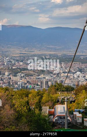 Spettacolare panorama cittadino che si affaccia sulle verdi colline Foto Stock