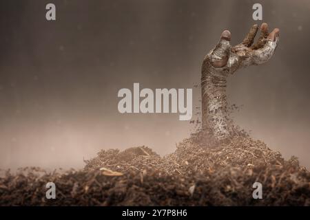 Mano della mamma in bende che si alzano dal cimitero, con un'atmosfera inquietante, scura e spaventosa. La mano sembra essere un diavolo, un male, un satana, uno zombie o un Foto Stock