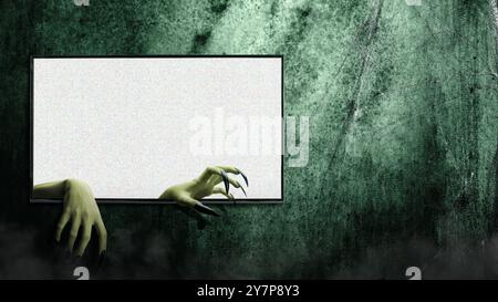 Mano strega con lungo chiodo nero che fuoriesce dal terreno dello schermo televisivo sullo sfondo scuro della stanza. La mano sembra essere un male, satana, zombie o Foto Stock