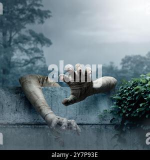 Le mani della mamma hanno delle bende sporche che che sporgono dal muro. Mamma, diavolo, malvagio, mani di satana o zombie stanno cercando di afferrare qualcosa o qualcuno. La S Foto Stock