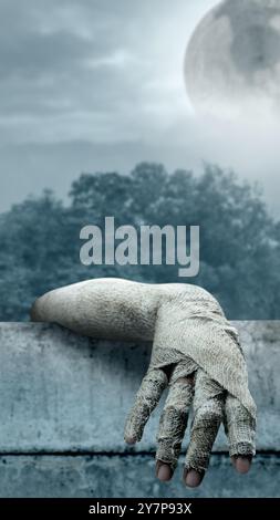 Le mani della mamma hanno delle bende sporche che che sporgono dal muro. Mamma, diavolo, malvagio, mani di satana o zombie stanno cercando di afferrare qualcosa o qualcuno. La S Foto Stock