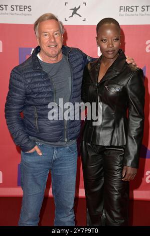 Nico Hofmann und Florence Kasumba bei der 25. Verleihung der First Steps Awards 2024 al Theater des Westens. Berlino, 30.09.2024 *** Nico Hofmann e Florence Kasumba alla 25° presentazione dei First Steps Awards 2024 al Theater des Westens di Berlino, 30 09 2024 foto:XF.xKernx/xFuturexImagex First Steps 4911 Foto Stock