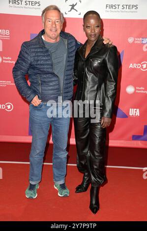 Nico Hofmann und Florence Kasumba bei der 25. Verleihung der First Steps Awards 2024 al Theater des Westens. Berlino, 30.09.2024 *** Nico Hofmann e Florence Kasumba alla 25° presentazione dei First Steps Awards 2024 al Theater des Westens di Berlino, 30 09 2024 foto:XF.xKernx/xFuturexImagex First Steps 4909 Foto Stock
