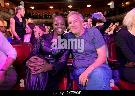 Florence Kasumba und Nico Hofmann bei der 25. Verleihung der First Steps Awards 2024 al Theater des Westens. Berlino, 30.09.2024 *** Florence Kasumba e Nico Hofmann alla 25° presentazione dei First Steps Awards 2024 al Theater des Westens di Berlino, 30 09 2024 foto:XF.xKernx/xFuturexImagex First Steps 4944 Foto Stock