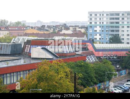 Berlino, Germania. 1 ottobre 2024. Centro sportivo e ricreativo (SEZ) su Landsberger Allee. Dopo una lunga battaglia legale sulla SEZ, lo stato fece sfrattare la proprietà con il sostegno della polizia. Credito: Soeren Stache/dpa/Alamy Live News Foto Stock