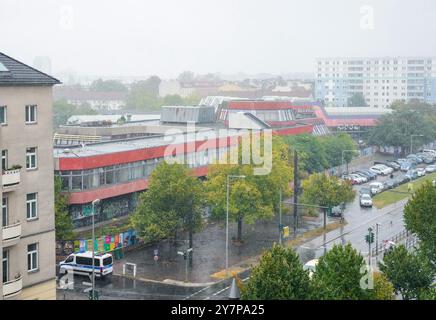 Berlino, Germania. 1 ottobre 2024. Centro sportivo e ricreativo (SEZ) su Landsberger Allee. Dopo una lunga battaglia legale sulla SEZ, lo stato fece sfrattare la proprietà con il sostegno della polizia. Credito: Soeren Stache/dpa/Alamy Live News Foto Stock