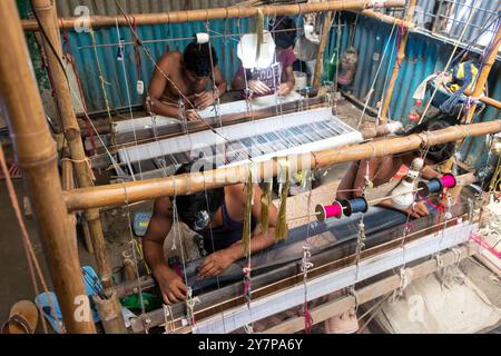 Narayanganj, Dacca, Bangladesh. 1 ottobre 2024. I tessitori fanno il sari Jamdani su un telaio a Narayanganj, Bangladesh. Jamdani è uno dei migliori tessuti in muslino del Bengala, prodotto nel distretto di Dhaka, Bangladesh per secoli. La produzione storica di jamdani fu patrocinata dai mandati imperiali degli imperatori moghul. Sotto il colonialismo britannico, le industrie bengalesi Jamdani e muslin diminuirono rapidamente a causa delle politiche di importazione coloniali che favorivano i tessili industriali. Negli ultimi anni, la produzione di Jamdani ha assistito a una ripresa in Bangladesh. Crediti: ZUMA Press, Inc./Alam Foto Stock