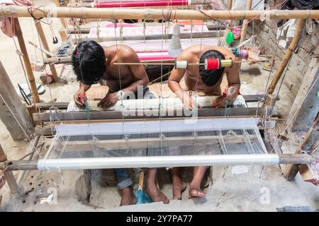 Narayanganj, Dacca, Bangladesh. 1 ottobre 2024. I tessitori fanno il sari Jamdani su un telaio a Narayanganj, Bangladesh. Jamdani è uno dei migliori tessuti in muslino del Bengala, prodotto nel distretto di Dhaka, Bangladesh per secoli. La produzione storica di jamdani fu patrocinata dai mandati imperiali degli imperatori moghul. Sotto il colonialismo britannico, le industrie bengalesi Jamdani e muslin diminuirono rapidamente a causa delle politiche di importazione coloniali che favorivano i tessili industriali. Negli ultimi anni, la produzione di Jamdani ha assistito a una ripresa in Bangladesh. Crediti: ZUMA Press, Inc./Alam Foto Stock