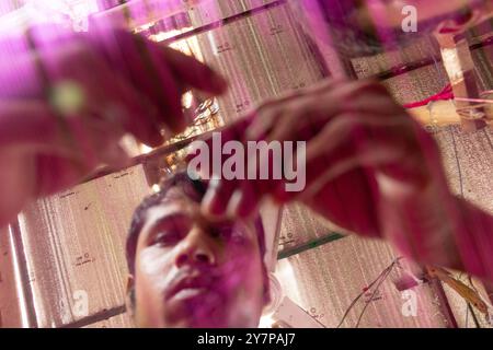 Narayanganj, Dacca, Bangladesh. 1 ottobre 2024. I tessitori fanno il sari Jamdani su un telaio a Narayanganj, Bangladesh. Jamdani è uno dei migliori tessuti in muslino del Bengala, prodotto nel distretto di Dhaka, Bangladesh per secoli. La produzione storica di jamdani fu patrocinata dai mandati imperiali degli imperatori moghul. Sotto il colonialismo britannico, le industrie bengalesi Jamdani e muslin diminuirono rapidamente a causa delle politiche di importazione coloniali che favorivano i tessili industriali. Negli ultimi anni, la produzione di Jamdani ha assistito a una ripresa in Bangladesh. Crediti: ZUMA Press, Inc./Alam Foto Stock