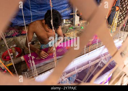 Narayanganj, Dacca, Bangladesh. 1 ottobre 2024. I tessitori fanno il sari Jamdani su un telaio a Narayanganj, Bangladesh. Jamdani è uno dei migliori tessuti in muslino del Bengala, prodotto nel distretto di Dhaka, Bangladesh per secoli. La produzione storica di jamdani fu patrocinata dai mandati imperiali degli imperatori moghul. Sotto il colonialismo britannico, le industrie bengalesi Jamdani e muslin diminuirono rapidamente a causa delle politiche di importazione coloniali che favorivano i tessili industriali. Negli ultimi anni, la produzione di Jamdani ha assistito a una ripresa in Bangladesh. Crediti: ZUMA Press, Inc./Alam Foto Stock