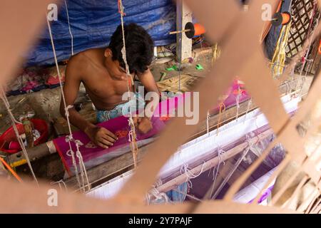 Narayanganj, Dacca, Bangladesh. 1 ottobre 2024. I tessitori fanno il sari Jamdani su un telaio a Narayanganj, Bangladesh. Jamdani è uno dei migliori tessuti in muslino del Bengala, prodotto nel distretto di Dhaka, Bangladesh per secoli. La produzione storica di jamdani fu patrocinata dai mandati imperiali degli imperatori moghul. Sotto il colonialismo britannico, le industrie bengalesi Jamdani e muslin diminuirono rapidamente a causa delle politiche di importazione coloniali che favorivano i tessili industriali. Negli ultimi anni, la produzione di Jamdani ha assistito a una ripresa in Bangladesh. Crediti: ZUMA Press, Inc./Alam Foto Stock