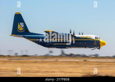 Un KC-130J Super Hercules, soprannominato "Fat Albert", con gli U.S. Navy Blue Angels decolla durante il Marine Corps Air Station Miramar Airshow del 2024 Foto Stock