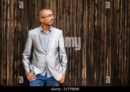 Ritratto di un uomo d'affari premuroso e preoccupato. Sfondo in legno. Foto Stock