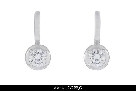 Un primo piano di eleganti orecchini in argento con diamanti rotondi su sfondo bianco. Foto Stock