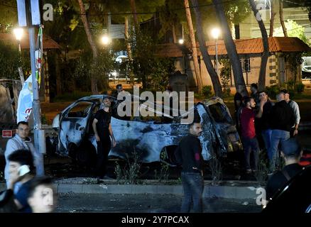 Damasco, Siria. 1 ottobre 2024. Un'auto danneggiata è vista come risultato di un attacco aereo israeliano nella zona di Mazzeh Villas ad ovest di Damasco, Siria, 1 ottobre 2024. Secondo il Ministero della difesa siriano, l'attacco ha provocato la morte di tre civili e il ferimento di altri nove. Crediti: Ammar Safarjalani/Xinhua/Alamy Live News Foto Stock