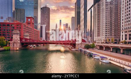 Chicago, Illinois, Stati Uniti. Immagine della città dello skyline del centro di Chicago con la splendida alba autunnale. Foto Stock