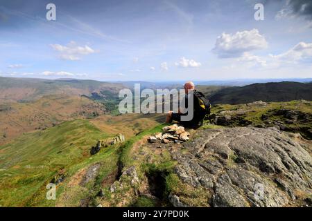 Walker on Tarn Crag Fell, sopra la valle di Easedale, Grasmere, Lake District National Park; Cumbria; Inghilterra; UK Tarn Crag Fell è uno dei 214 Wain Foto Stock