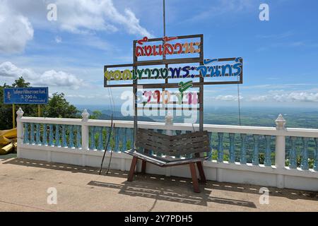 Punto di sosta per scattare foto situato in cima a Khao Wong Phrachan, che indica i 3.790 gradini necessari per raggiungere la vetta della montagna, Lopburi, Thailandia Foto Stock