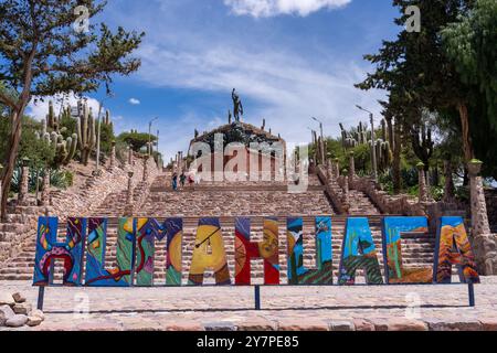 Cartello di fronte al Monumento agli Eroi dell'indipendenza a Humahuaca nella Quebrada de Humahuaca, Argentina. Foto Stock