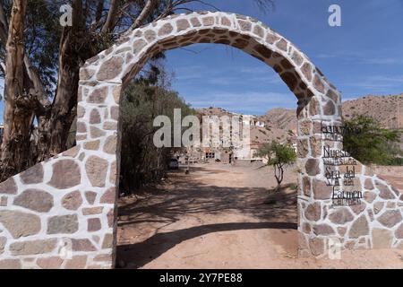 Ingresso al cimitero di nostra Signora di Carmen a Maimara nella valle di Humahuaca o a Quebrada de Humahuaca, Argentina. Foto Stock