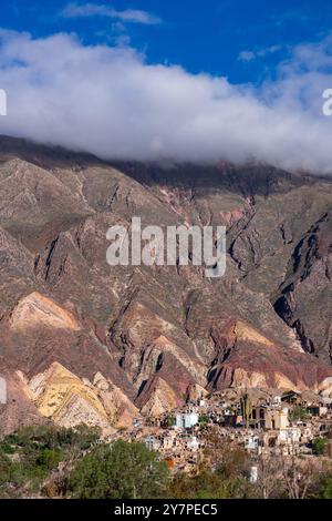 Tombe nel cimitero di nostra Signora di Carmen a Maimara nella valle di Humahuaca o a Quebrada de Humahuaca, Argentina. Dietro c'è la tavolozza dei pittori, a c Foto Stock