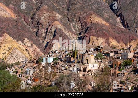 Tombe nel cimitero di nostra Signora di Carmen a Maimara nella valle di Humahuaca o a Quebrada de Humahuaca, Argentina. Dietro c'è la tavolozza dei pittori, a c Foto Stock