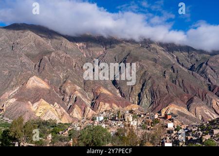 Tombe nel cimitero di nostra Signora di Carmen a Maimara nella valle di Humahuaca o a Quebrada de Humahuaca, Argentina. Dietro c'è la tavolozza dei pittori, a c Foto Stock