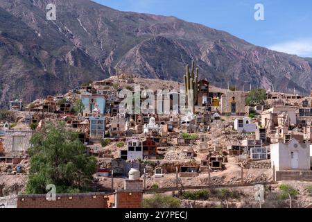 Tombe nel cimitero di nostra Signora di Carmen a Maimara nella valle di Humahuaca o a Quebrada de Humahuaca, Argentina. Foto Stock