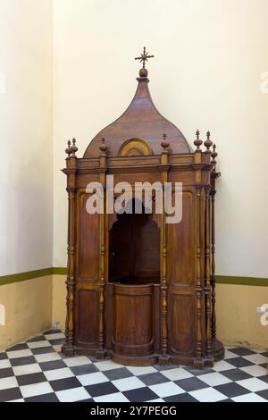 Una cabina confessionale in legno intagliato nella Cattedrale di nostra Signora del Rosario a Cafayate, provincia di Salta, Argentina. Foto Stock