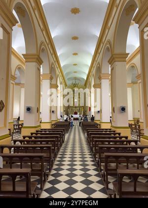 Navata della Cattedrale di nostra Signora del Rosario a Cafayate, provincia di Salta, Argentina. Foto Stock