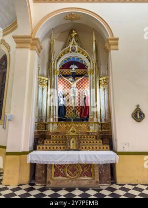 Un altare laterale e una pala d'altare nella Cattedrale di nostra Signora del Rosario a Cafayate, provincia di Salta, Argentina. Foto Stock