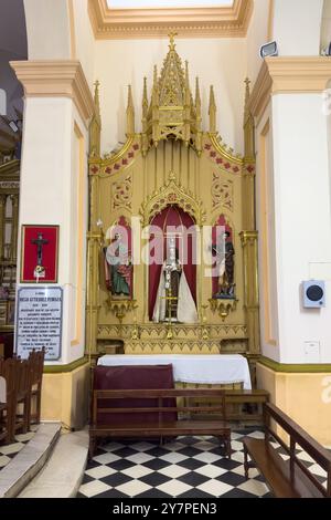 Un altare laterale e una pala d'altare nella Cattedrale di nostra Signora del Rosario a Cafayate, provincia di Salta, Argentina. Foto Stock