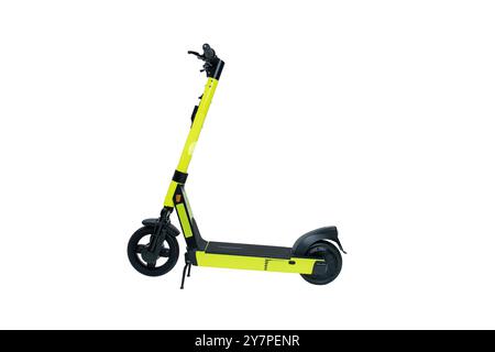 Nuovo scooter elettrico giallo isolato sul bianco. City Bike del sistema di noleggio Foto Stock