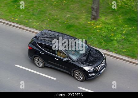 OSTRAVA, CZECHIA - 4 APRILE 2024: Crossover SUV Hyundai Snata Fe Sport nero, effetto motion blur Foto Stock