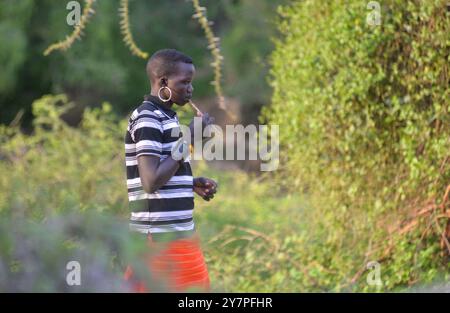 Un Pokot Man cammina in Amudat Karamoja Uganda Foto Stock