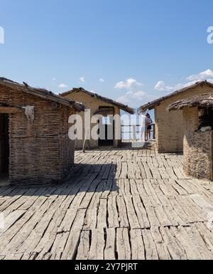 Ohrid, Macedonia del Nord, dal 24 al 2024 agosto: Turisti sul lago di Ocrida, che si godono attività nautiche o si rinfrescano in un bellissimo paesaggio. Foto Stock