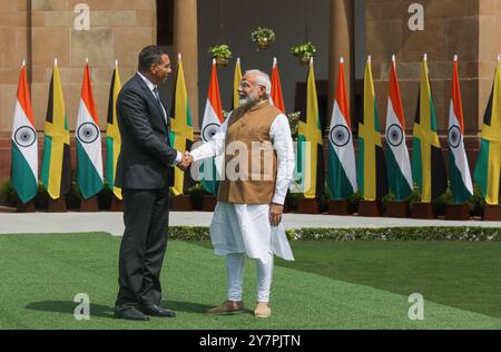 Nuova Delhi, India. 1 ottobre 2024. Il primo ministro giamaicano Andrew Holness (L) e il primo ministro indiano Narendra modi (R) stringono la mano prima della riunione a livello di delegazione alla Hyderabad House a nuova Delhi. (Foto di Naveen Sharma/SOPA Images/Sipa USA) credito: SIPA USA/Alamy Live News Foto Stock