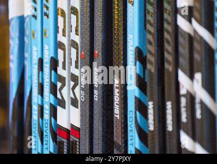 EHC hockey bastoni nella partita amichevole del Global Series Challenge EHC RB MUENCHEN - BUFFALO SABERS 0-5 al SAP Garden di Monaco, Germania, 27 settembre 2024. Stagione 2024/2025, giorno della partita x, fotografo: Peter Schatz Foto Stock