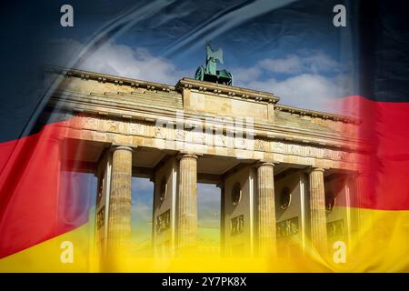 Porta di Brandeburgo a Berlino su bandiera tedesca (composizione) Foto Stock