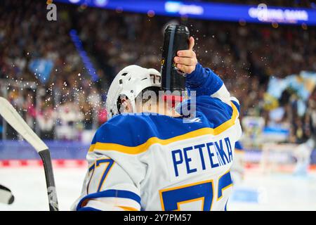 John Jason JJ Peterka rinfrescante nell'amichevole del Global Series Challenge EHC RB MUENCHEN - BUFFALO SABERS 0-5 al SAP Garden di Monaco, Germania, 27 settembre 2024. Stagione 2024/2025, giorno della partita x, fotografo: Peter Schatz Foto Stock